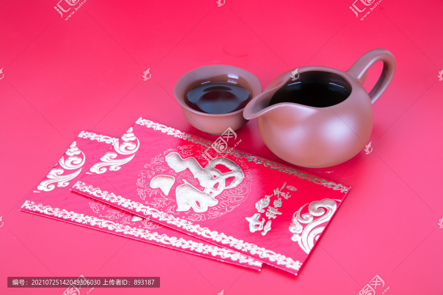 红背景上的茶具和新年红包