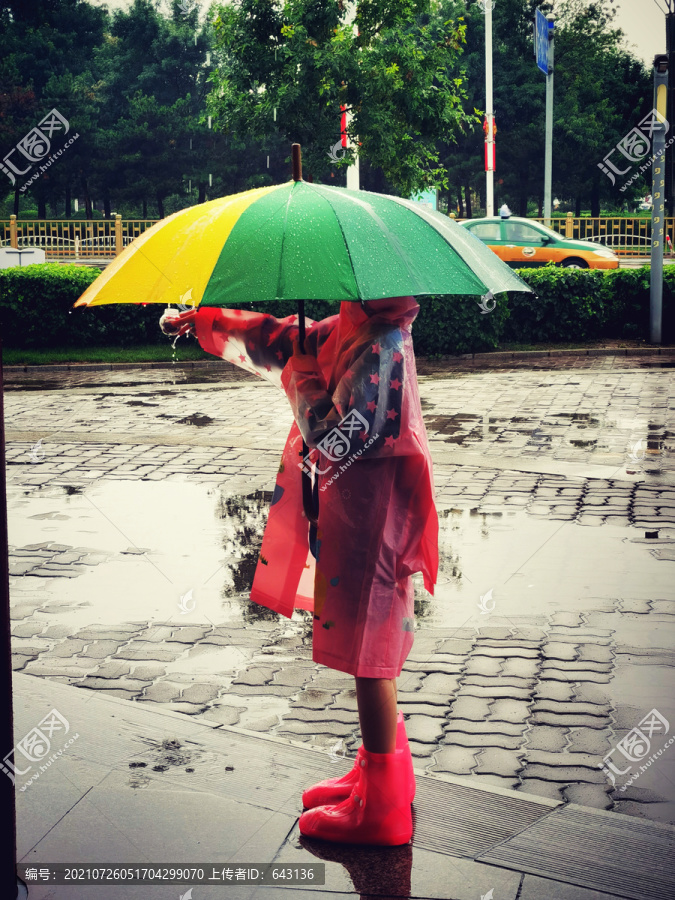 雨中戏水的女童