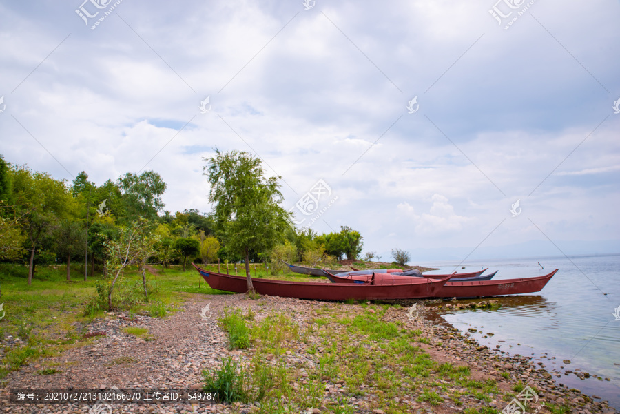 湖畔渔船