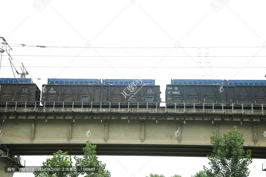 高架桥上的火车货箱