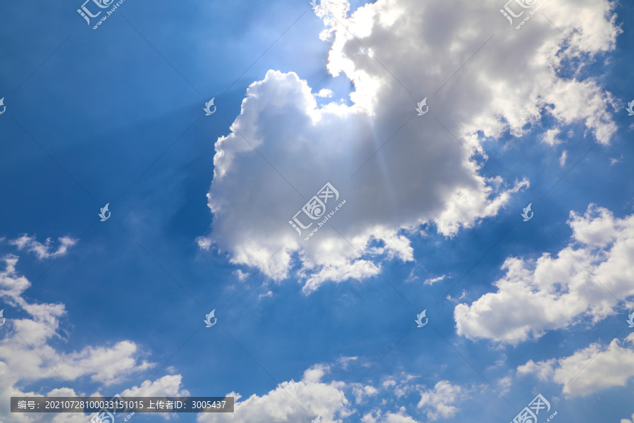 透过云层的阳光丁达尔效应