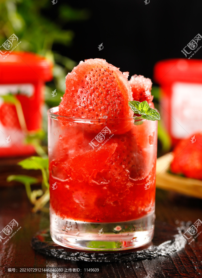 杯子里装着冰冻草莓