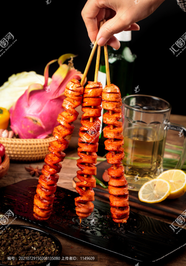 手拿火腿腸烤串