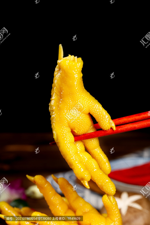 筷子夹着盐焗鸡爪