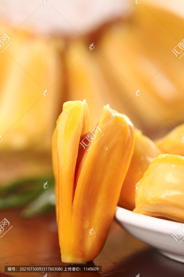 盤子里裝著紅心菠蘿蜜