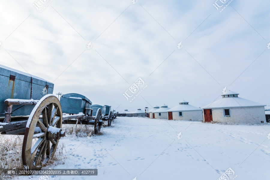 冬季雪地蒙古包勒勒车