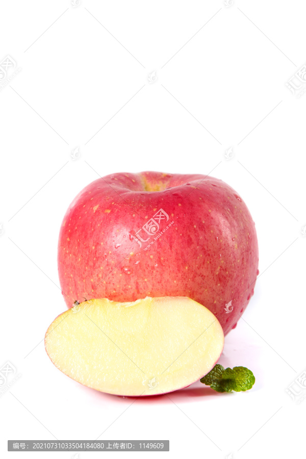 切开的山东红富士苹果放在白底上