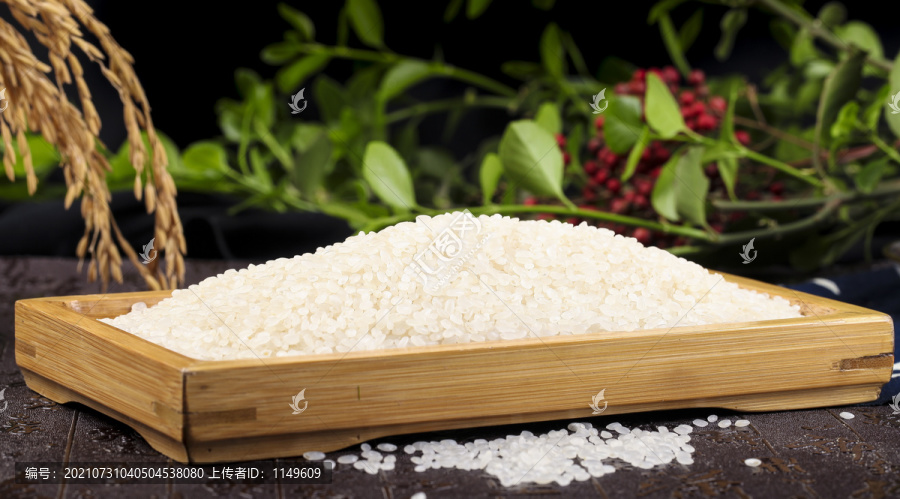 木盒子里堆放着大米