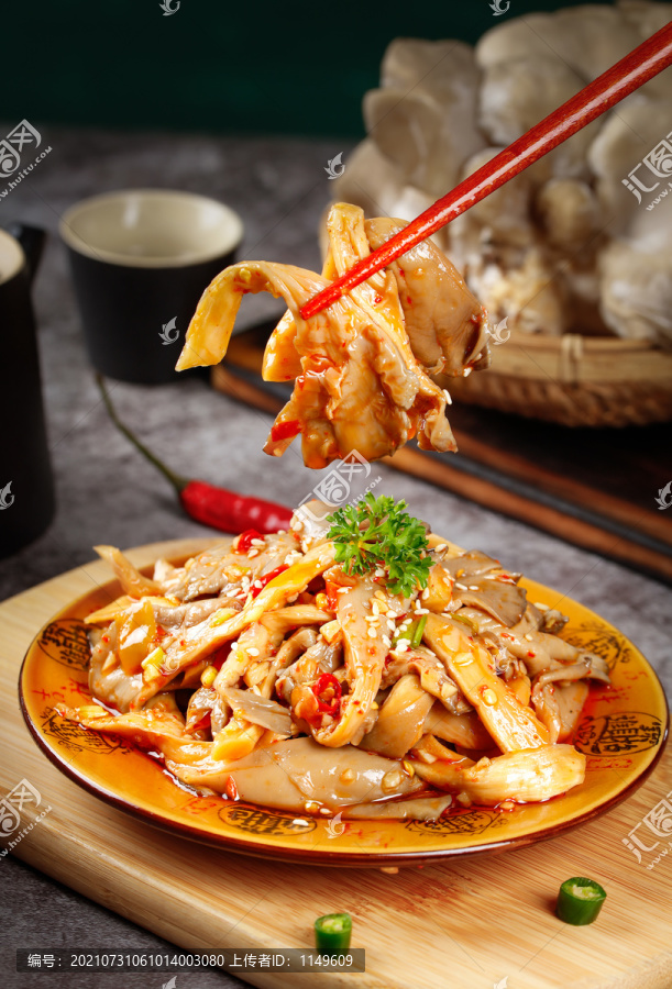 筷子夹着香辣平菇