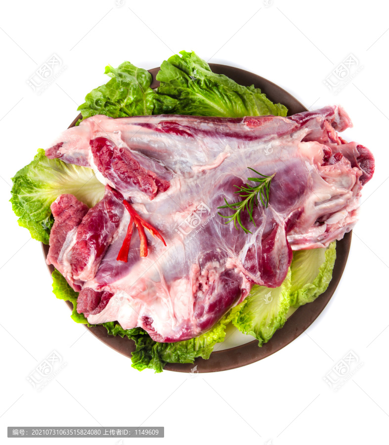 盘子里装着牛腿肉