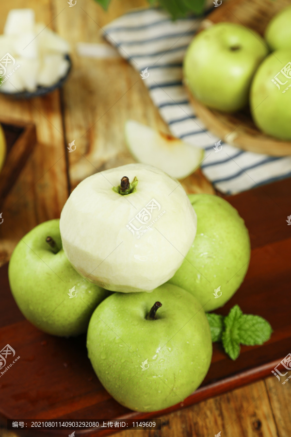 木底上的苹果梨