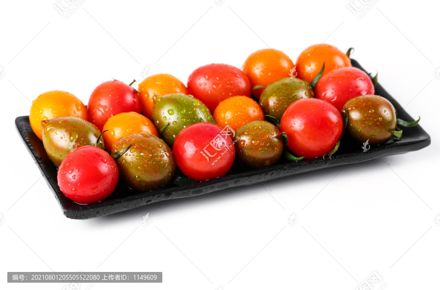 木板上放着一盘混色小番茄