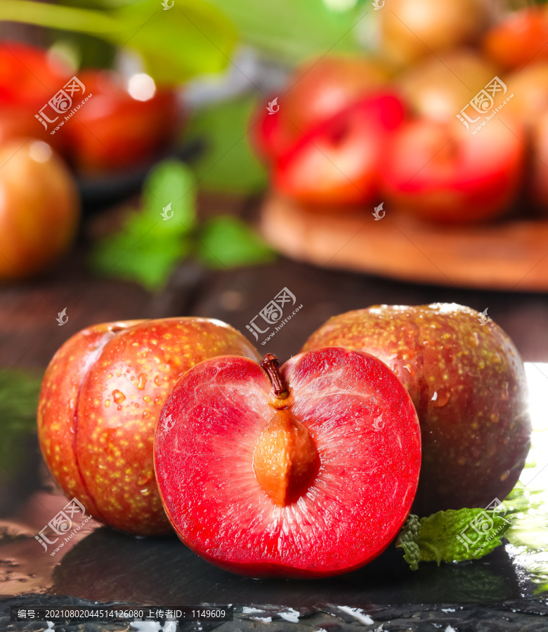 黑底上放著紅心三華李