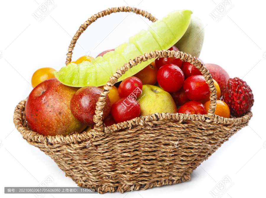 手提篮里装着水果组合