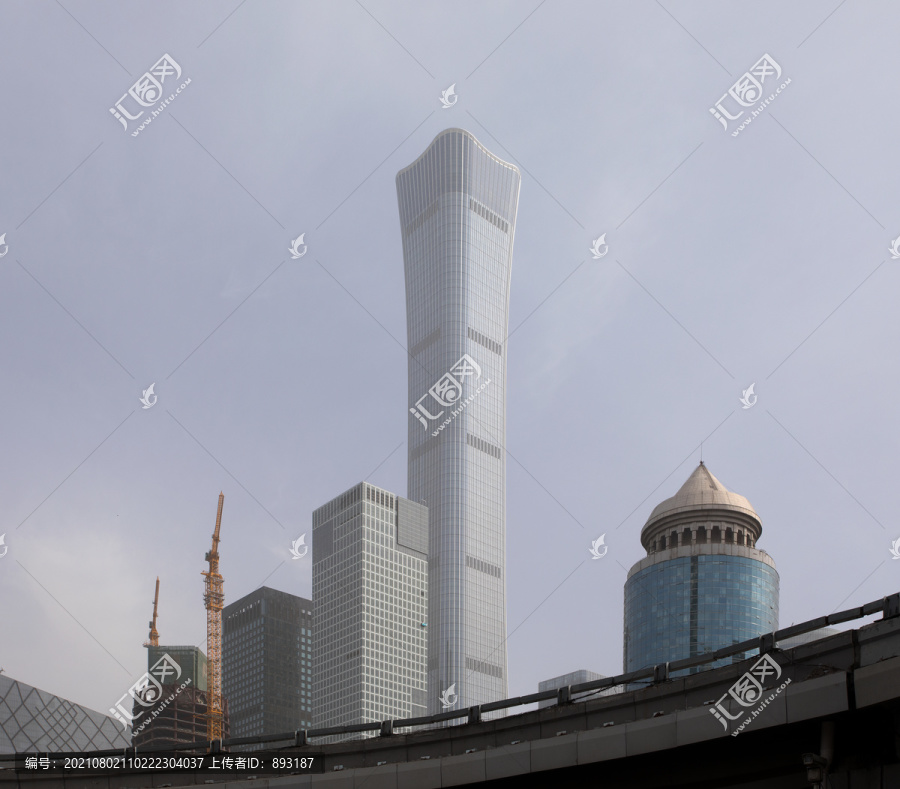 春天雾霾下的北京国贸地区建筑