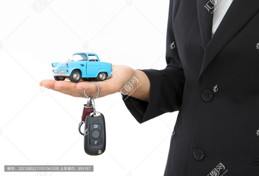 销售人员手托小汽车模型和车钥匙