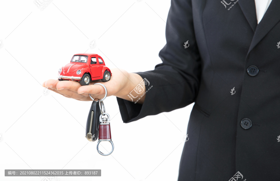 手托小汽车模型和车钥匙
