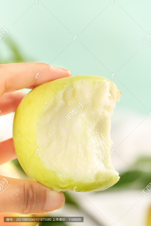 手里拿着咬开的美八苹果
