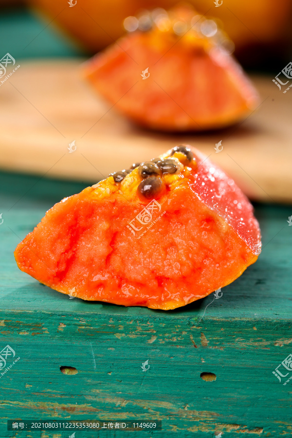 木板上的海南红心木瓜