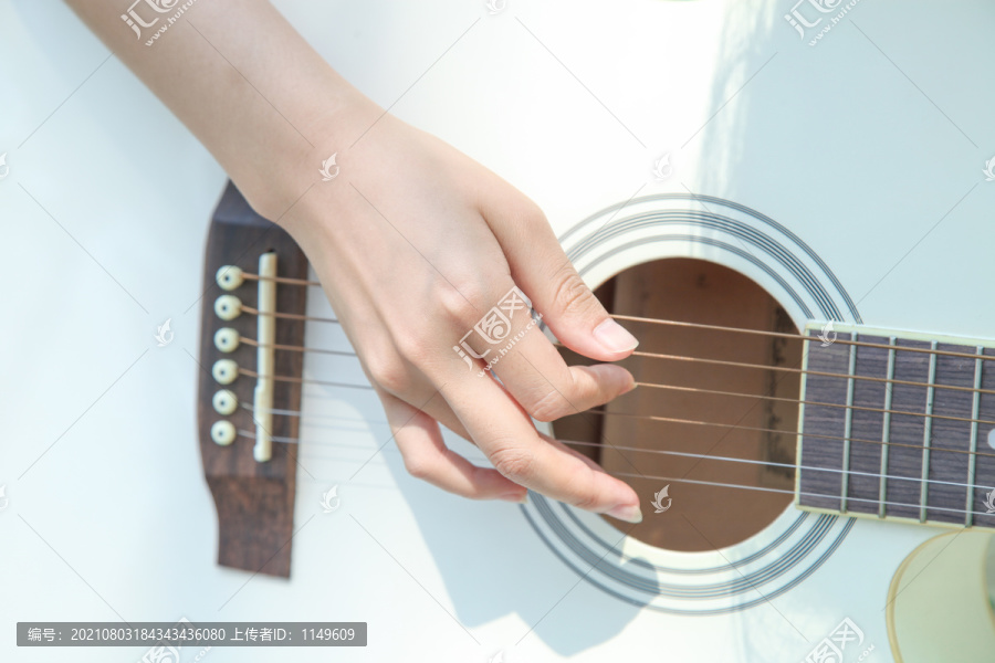 女孩正在弹吉他