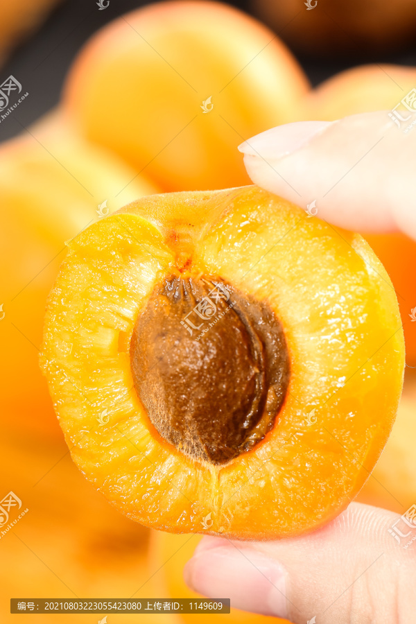 手里拿着黄杏