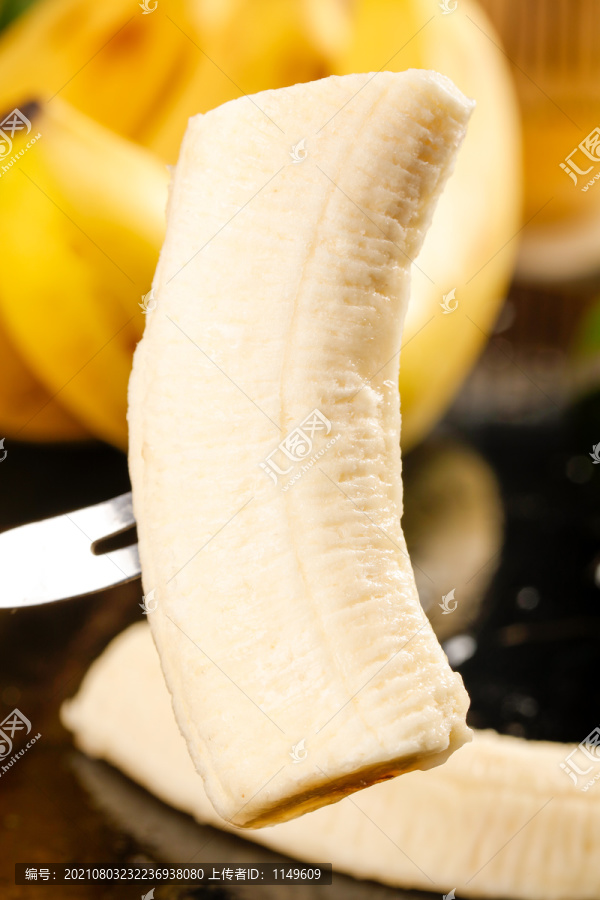 石板上放着香蕉果肉