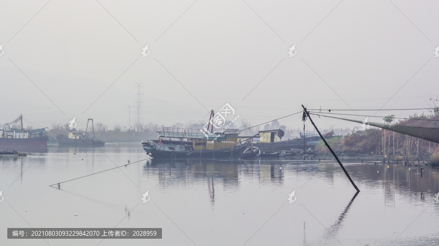 江边雾景