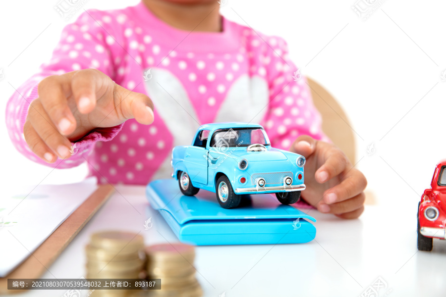 拿着小汽车模型玩耍的小女孩