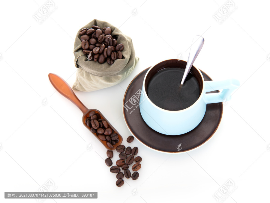 一杯热咖啡和一袋咖啡豆