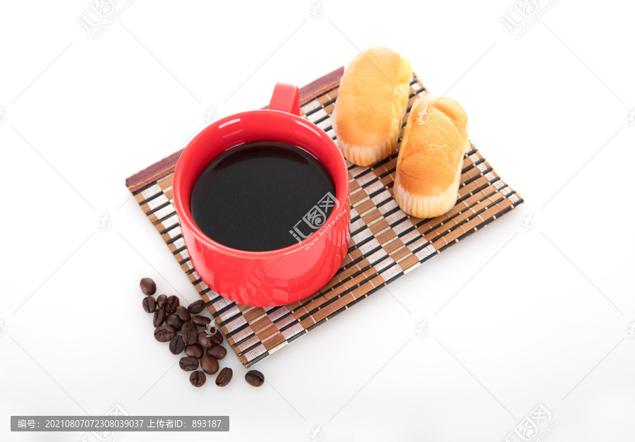热咖啡和面包及一小撮咖啡豆