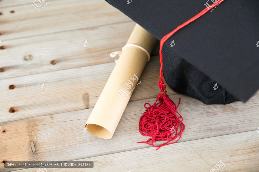 桌子上的博士帽和卷着的毕业证书