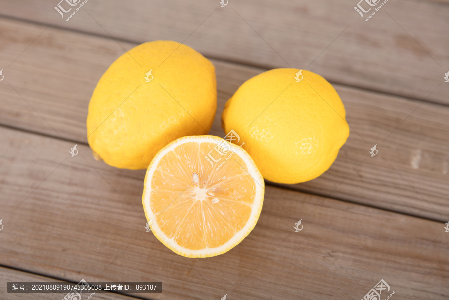 新鲜的柠檬果和一半切开的柠檬