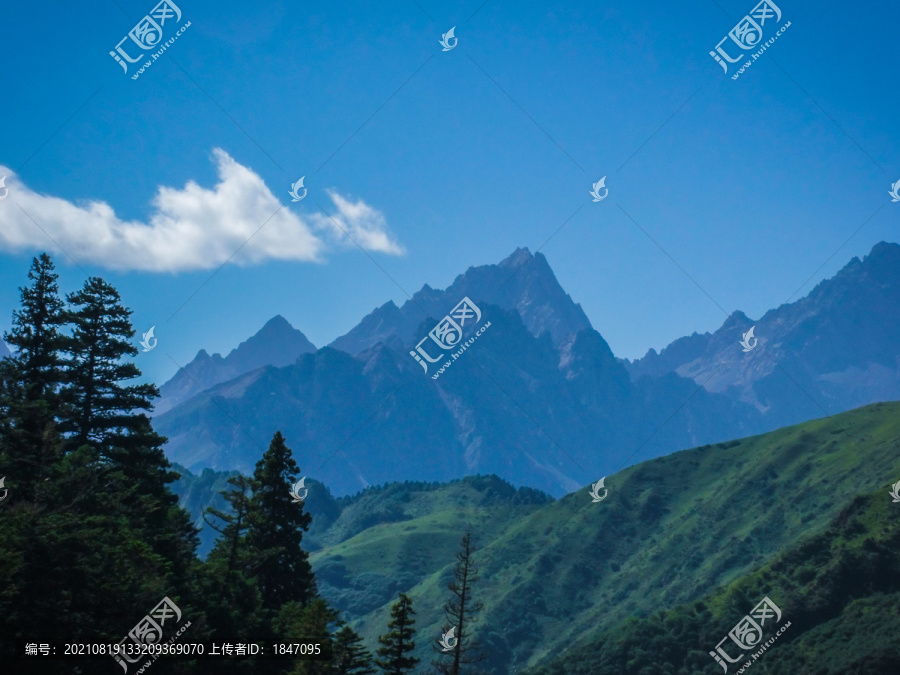 岷山主峰雪宝顶