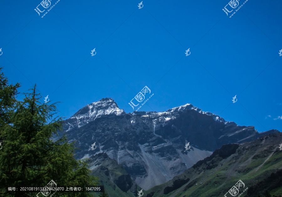 岷山主峰雪宝顶