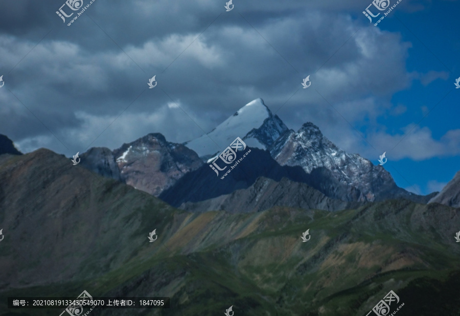 岷山主峰雪宝顶