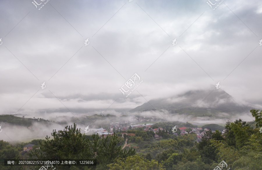 晨雾中的桐庐山村20