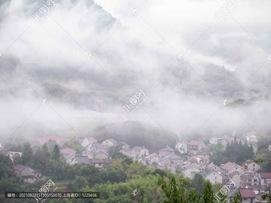 晨雾中的桐庐山村34