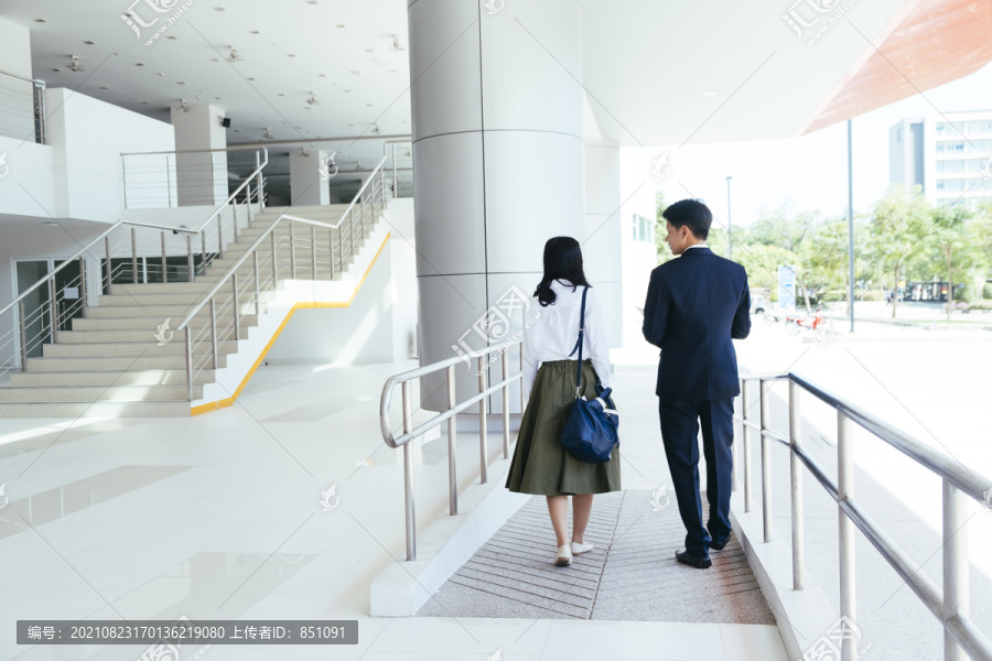 一男一女去见项目的客户。