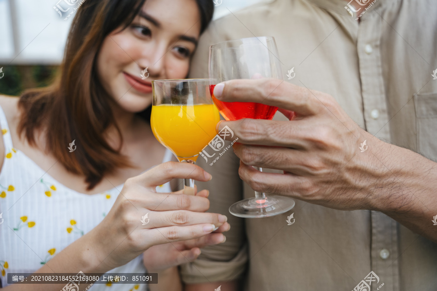 这对亚洲夫妇的特写照片一起为酒杯喝彩。