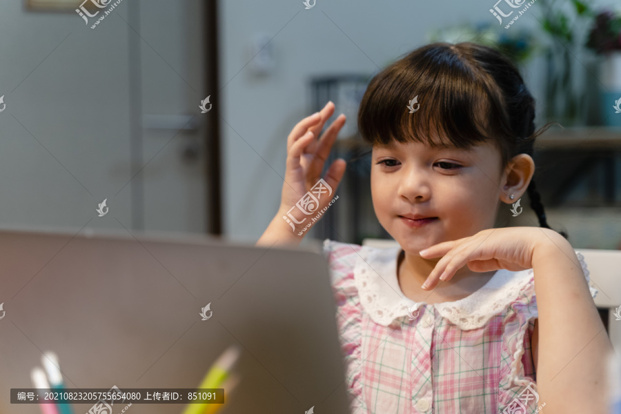 孩子们在家里用数字笔记本电脑学习在线课程。