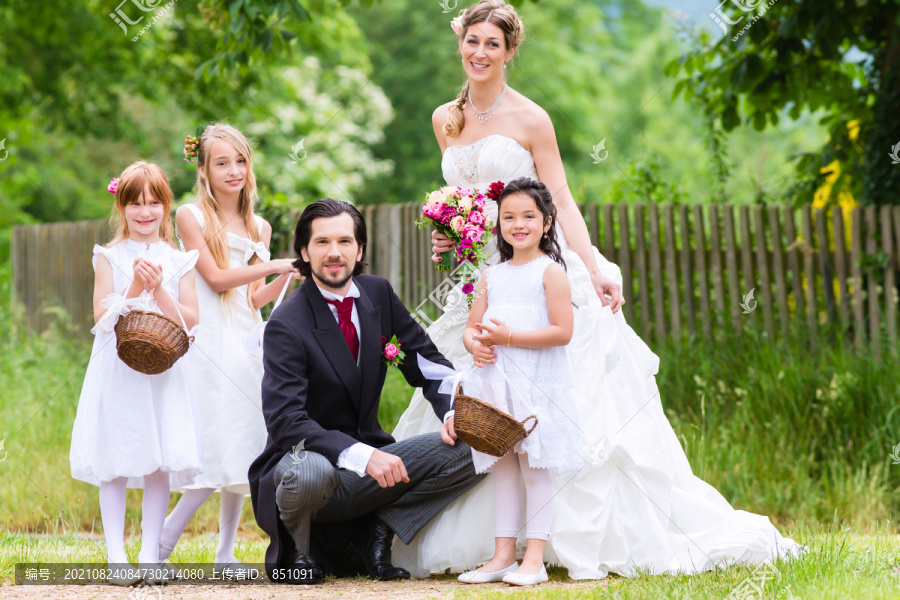 新婚夫妇带着伴娘的孩子参加婚礼