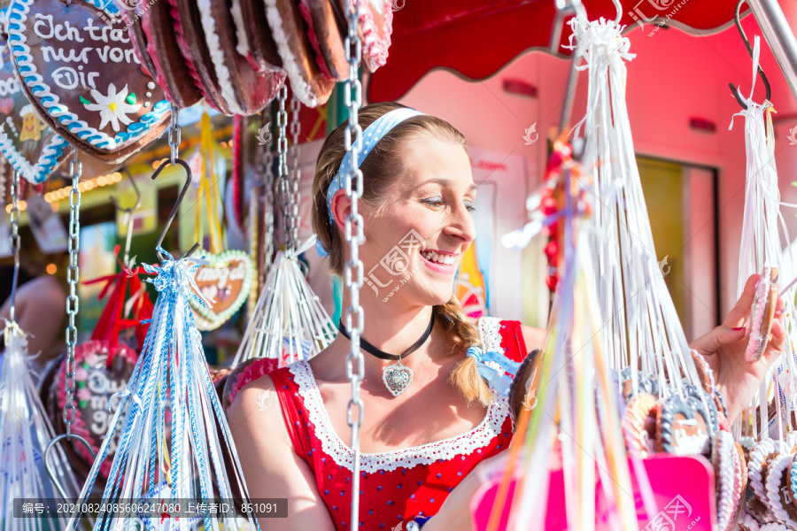 在啤酒节上选择姜饼心的女人穿着Dirndl