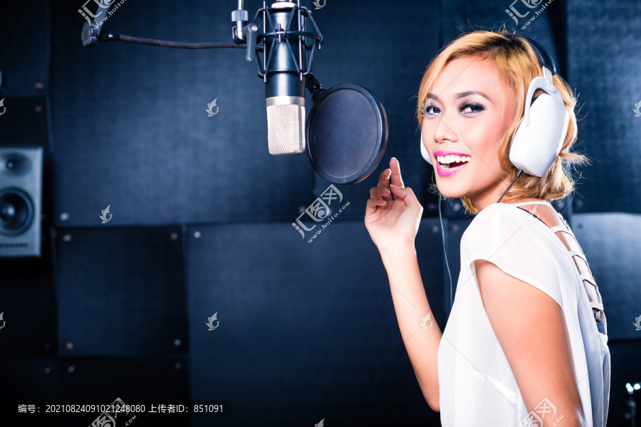 亚洲专业音乐家在录音室录制新歌或专辑CD