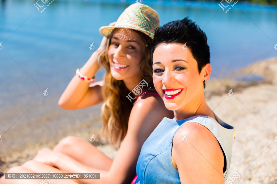 夏日阳光下，女人们在湖滩放松
