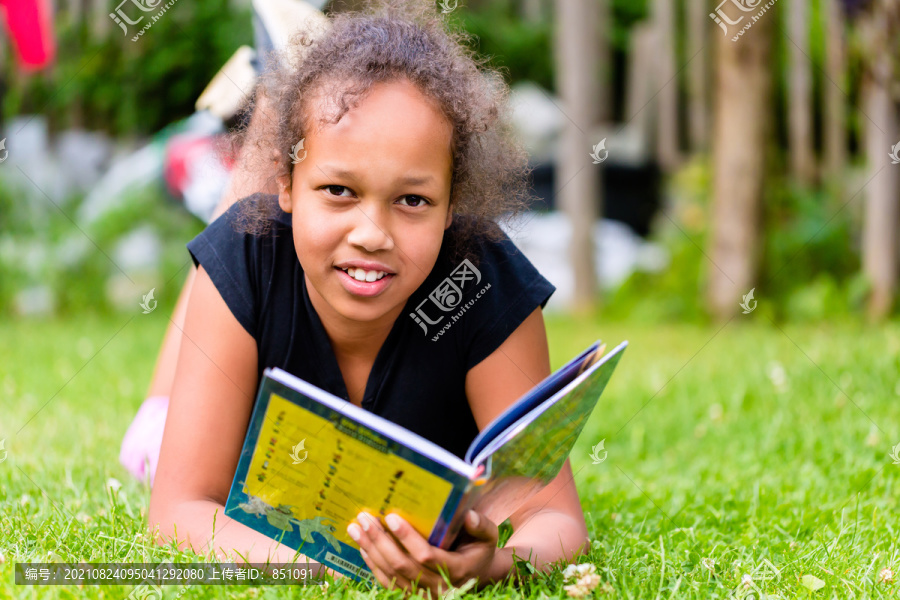 躺在草地上看书的黑人女孩