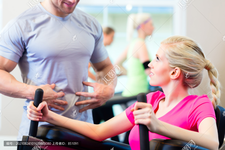 有私人教练在健身房做运动的女人