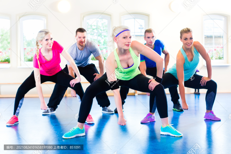 健身人群在健身房进行有氧运动