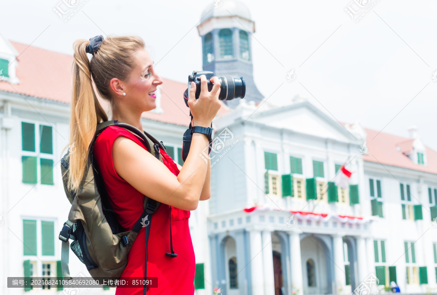 印尼雅加达，一名女游客在拍摄旧殖民区的照片