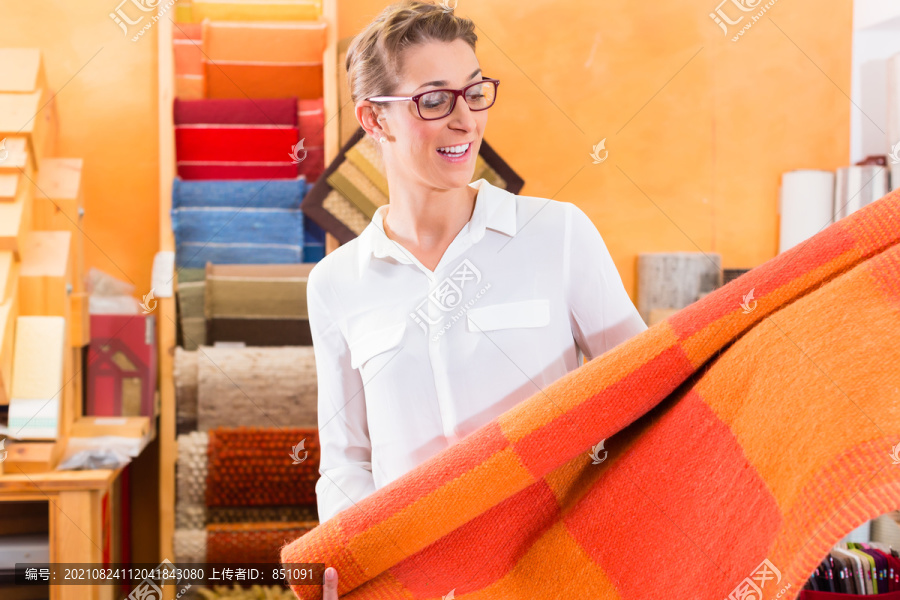 室内设计师在家装店购买地毯或地毯