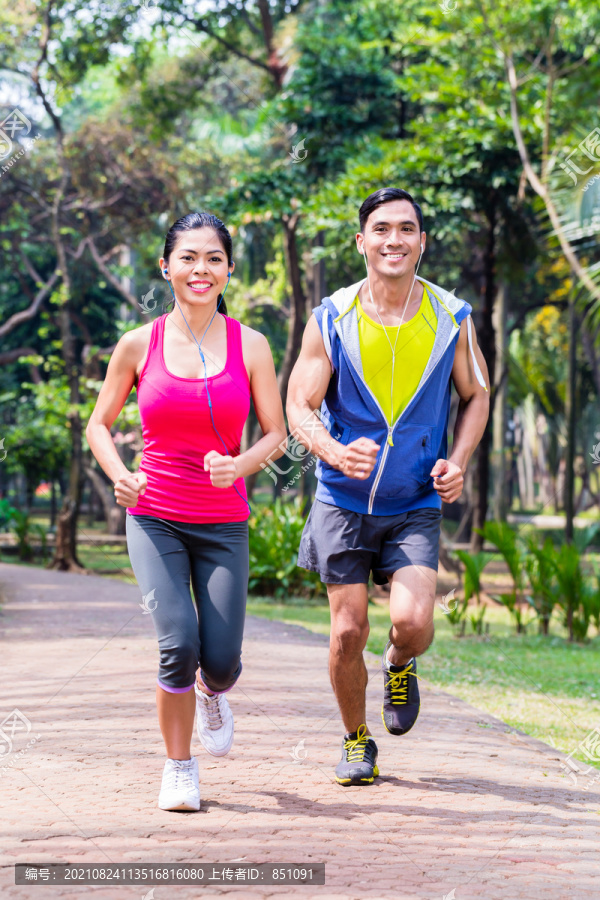 亚洲夫妇，男女，在热带亚洲公园慢跑或跑步健身